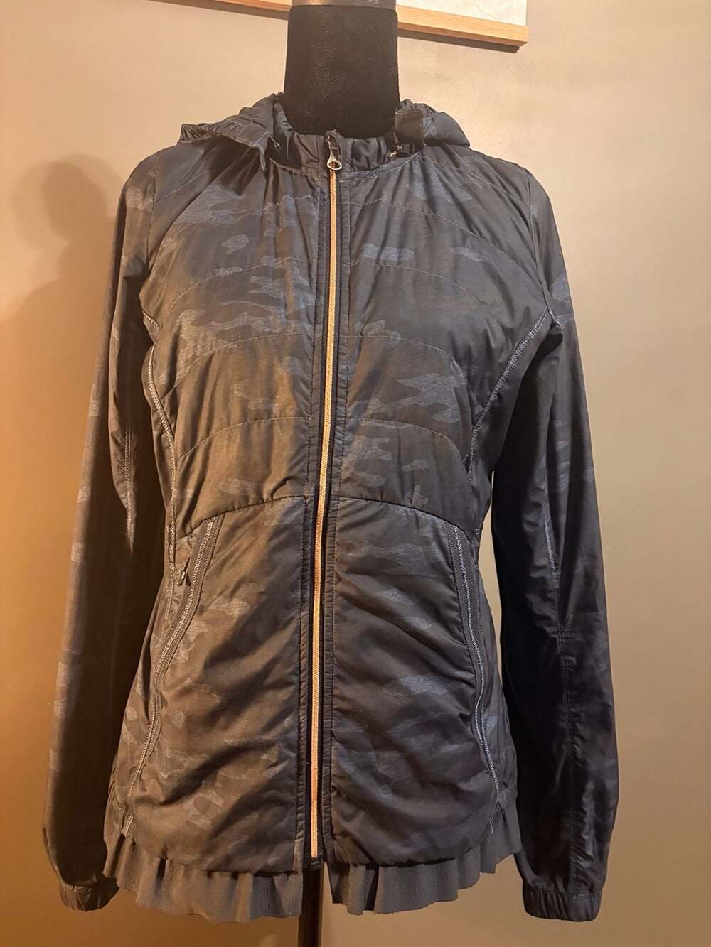Lululemon Spring Fling Puffy Windbreaker Jacket in Blue Camo
